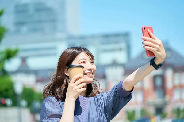 Una Mujer Tomando Una Foto Conmemorativa Con Teléfono Inteligente Buen —  Fotos de Stock