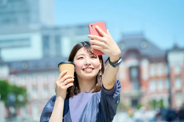 Una Mujer Tomando Una Foto Conmemorativa Con Teléfono Inteligente Buen —  Fotos de Stock
