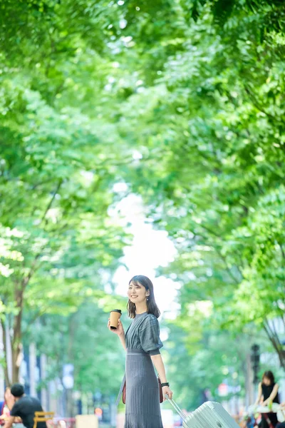 Güzel Bir Günde Elinde Bavulla Şehirde Yürüyen Bir Kadın — Stok fotoğraf
