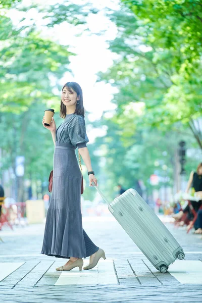 Güzel Bir Günde Elinde Bavulla Şehirde Yürüyen Bir Kadın — Stok fotoğraf