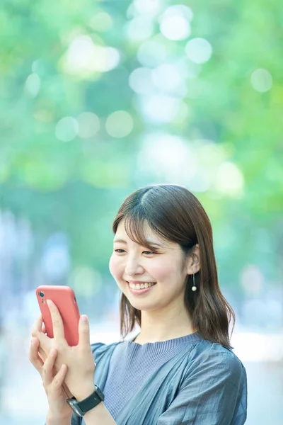 Güzel Bir Günde Akıllı Telefon Ekranına Bakan Genç Bir Kadın — Stok fotoğraf