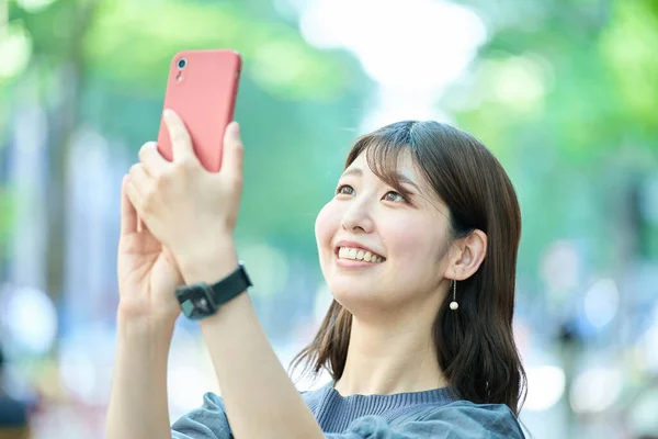 Junge Frau Mit Smartphone Freien — Stockfoto