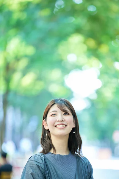 Uśmiechnięta Kobieta Portret Zielonej Ulicy Piękny Dzień — Zdjęcie stockowe