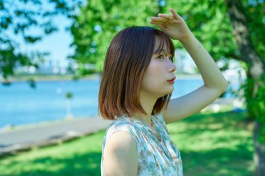 Güzel bir günde güneşi önemseyen genç bir kadın