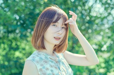 Güzel bir günde güneşi önemseyen genç bir kadın