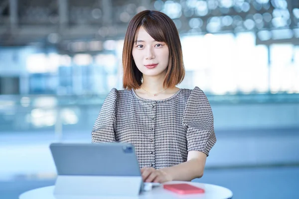 Asijské Mladé Žena Práce — Stock fotografie
