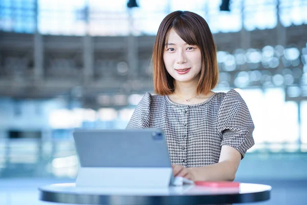 在个人电脑上工作的亚洲年轻妇女 — 图库照片