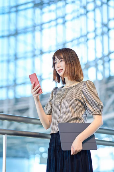 Asian Young Business Woman Operating Smartphone — Stock Photo, Image