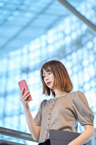 Asiática Joven Mujer Negocios Operando Teléfono Inteligente —  Fotos de Stock