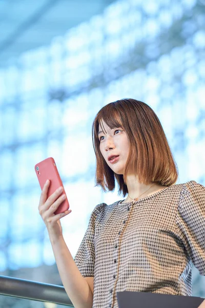 Asiatiska Unga Affärskvinna Som Driver Smartphone — Stockfoto