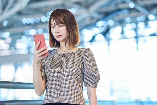 Asiatische Junge Geschäftsfrau Bedient Ein Smartphone — Stockfoto