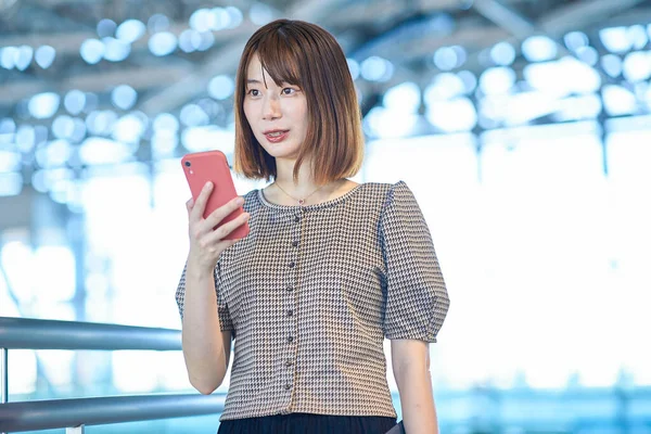 Asiatische Junge Geschäftsfrau Bedient Ein Smartphone — Stockfoto