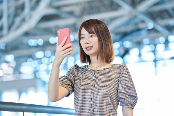 Asiatiska Unga Affärskvinna Som Driver Smartphone — Stockfoto