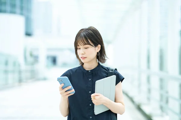 Açık Havada Akıllı Telefon Kullanan Genç Bir Kadın — Stok fotoğraf