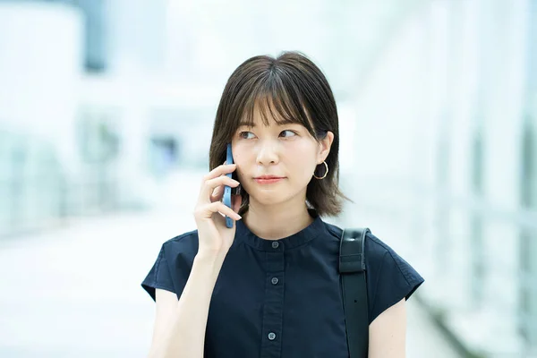 Mujer Joven Hablando Teléfono Inteligente Aire Libre — Foto de Stock
