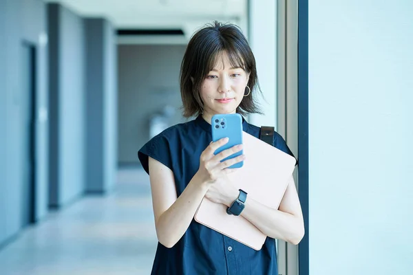 Asyalı Genç Bir Kadın Elinde Akıllı Telefon Tutuyor — Stok fotoğraf