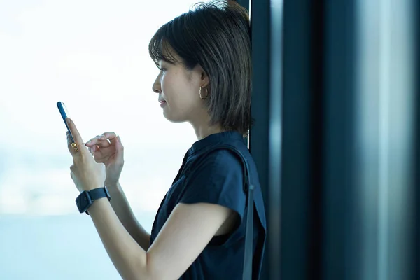 Aziatische Jonge Vrouw Met Een Smartphone — Stockfoto