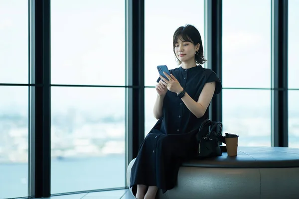 Asiatique Jeune Femme Tenant Smartphone — Photo