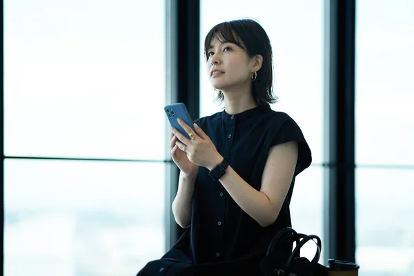 Asijské Mladá Žena Drží Smartphone — Stock fotografie