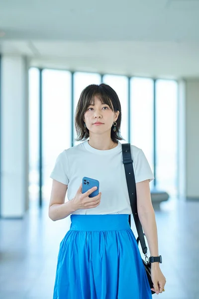 Asijské Mladá Žena Drží Smartphone — Stock fotografie