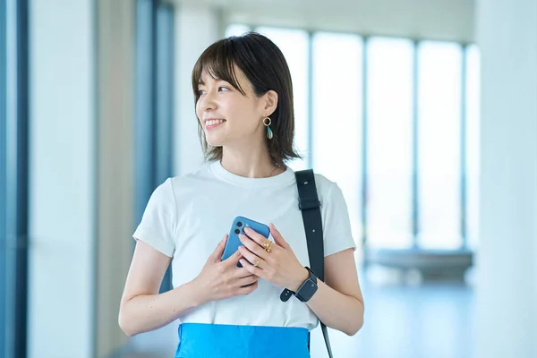 Asiatisk Ung Kvinna Som Håller Smartphone — Stockfoto