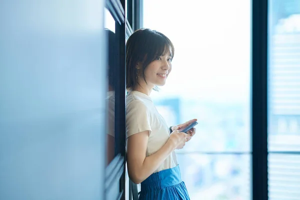 Aziatische Jonge Vrouw Met Een Smartphone — Stockfoto