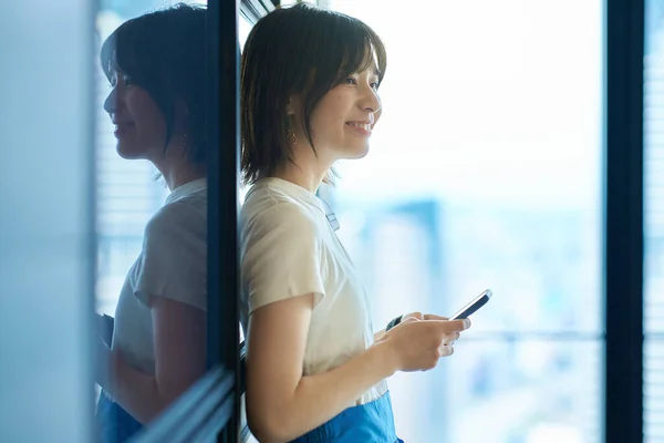 Asiatisk Ung Kvinna Som Håller Smartphone — Stockfoto