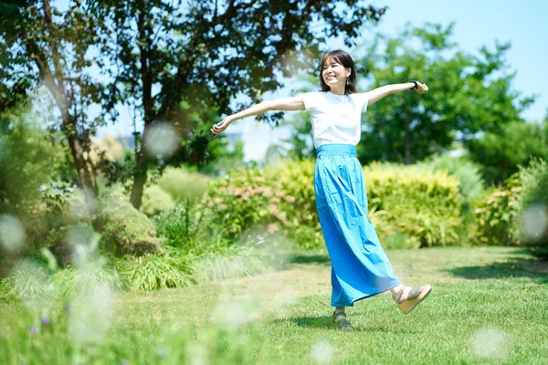 Woman Relaxing Green Space Fine Day — Stock Photo, Image
