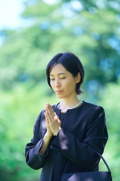 Woman Who Puts Her Hands Together Mourning Dress Outdoors — Stock Photo, Image