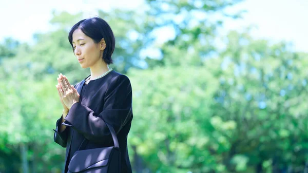 Woman Who Puts Her Hands Together Mourning Dress Outdoors — Stock Photo, Image