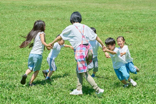 子供と女性が手を握り 影で遊ぶ — ストック写真