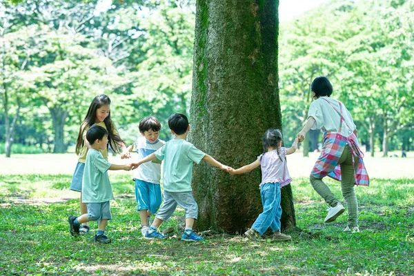 Enfants Femmes Tenant Main Contournant Arbre Dans Parc — Photo