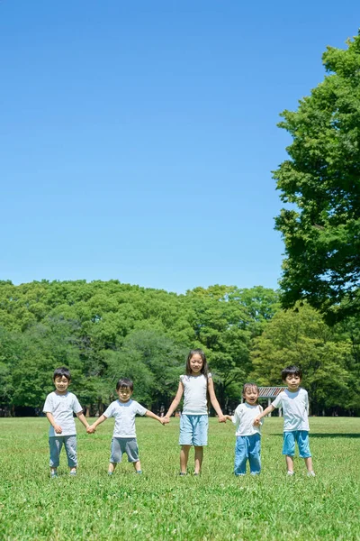 草原に手をつないでいる子供たち — ストック写真