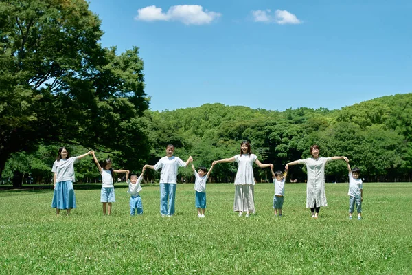 Rodzice Dzieci Ustawiają Się Kolejce Zielonym Polu — Zdjęcie stockowe