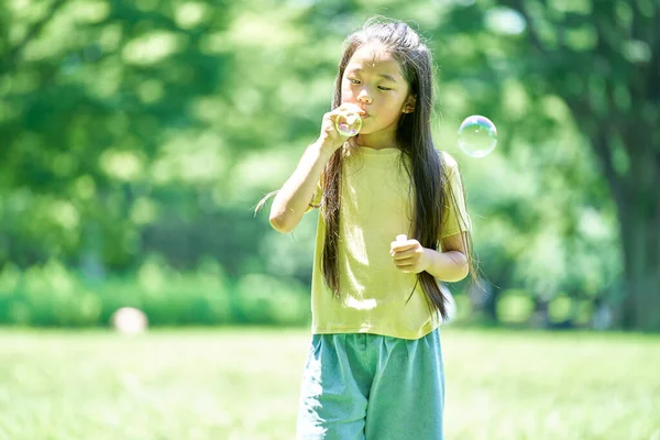 Parkta Sabun Köpüğüyle Oynayan Kız — Stok fotoğraf