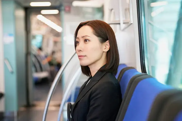 Geschäftsfrau Sitzt Auf Einem Zugsitz — Stockfoto