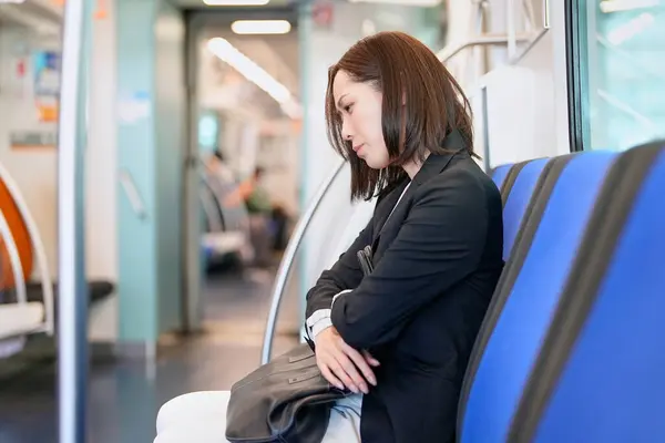Una Donna Affari Sente Male Sul Treno — Foto Stock