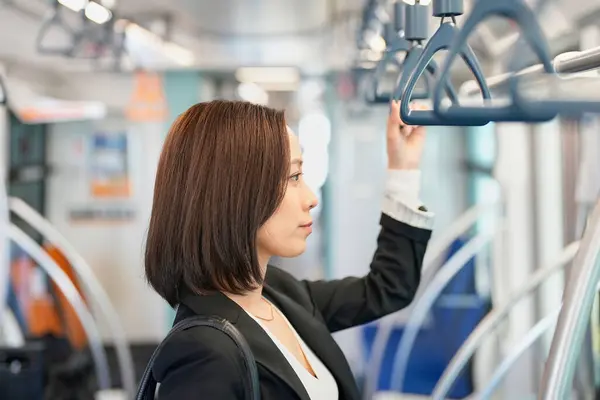 Affärskvinna Står Och Håller Ett Tågband — Stockfoto