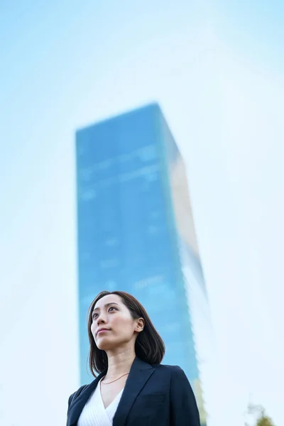 Mujer Negocios Mirando Cielo Ciudad — Foto de Stock