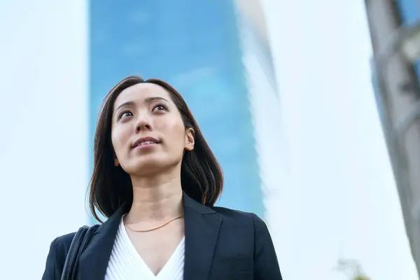 Affärskvinna Tittar Upp Mot Himlen Staden — Stockfoto