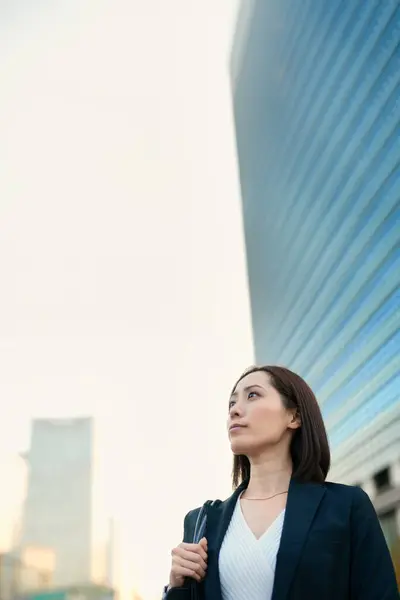 Obchodní Žena Vzhlíží Obloze Městě — Stock fotografie
