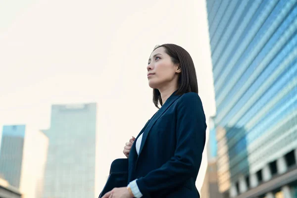 Affärskvinna Tittar Upp Mot Himlen Staden — Stockfoto