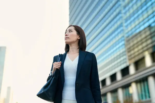 Business Woman Looking Sky Town — Stock Photo, Image
