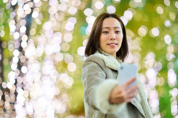 Una Donna Godendo Luci Illuminazione Alberi Strada Notte — Foto Stock