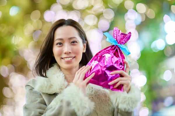 Woman Holding Colorfully Wrapped Present Outdoors Night — Stock Photo, Image