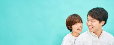 Mavi arka planda, dostane bir atmosferde, erkek ve kadın.