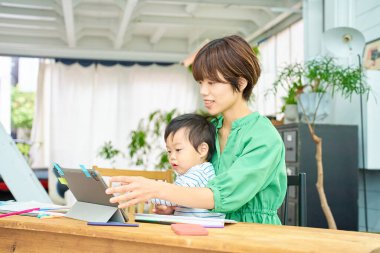 Bebekle evden çalışan bir kadın.