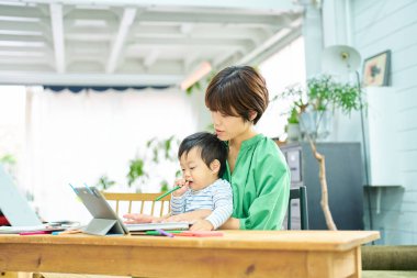 Bebekle evden çalışan bir kadın.