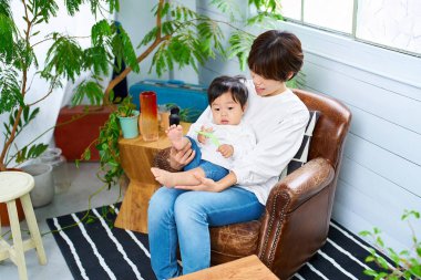 Anne ve çocuk evde dinleniyor.