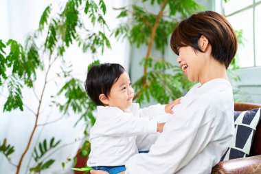 Anne ve çocuk evde dinleniyor.